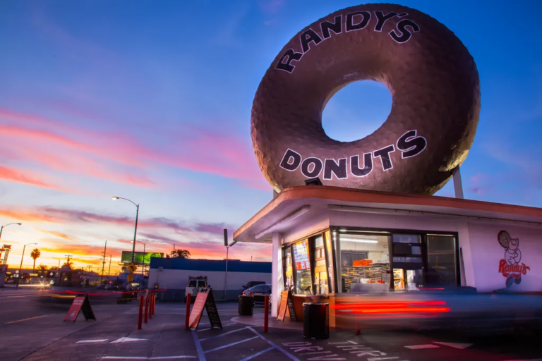 Randy’s Donuts sets grand opening